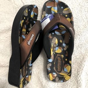 LIQUIDATING Brown/Bronze Thong Sandals Size 6 Aerosoft Support Padded Straps